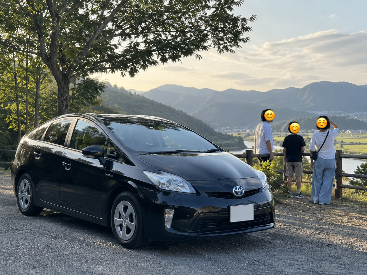 景色の良い展望スポットに停車したチョイスレンタカーの黒い30系プリウス